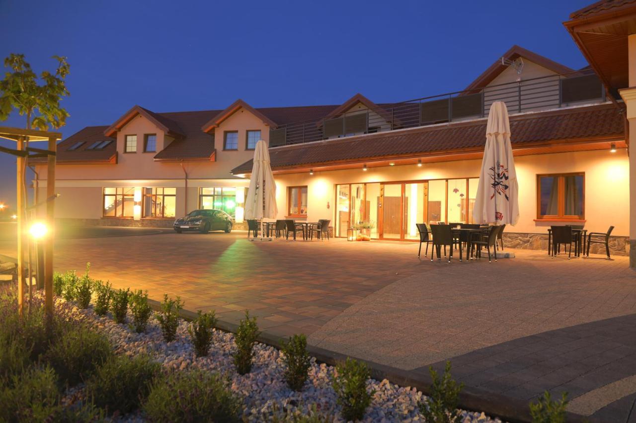 Malinowy Dwor Wieluń Exterior foto